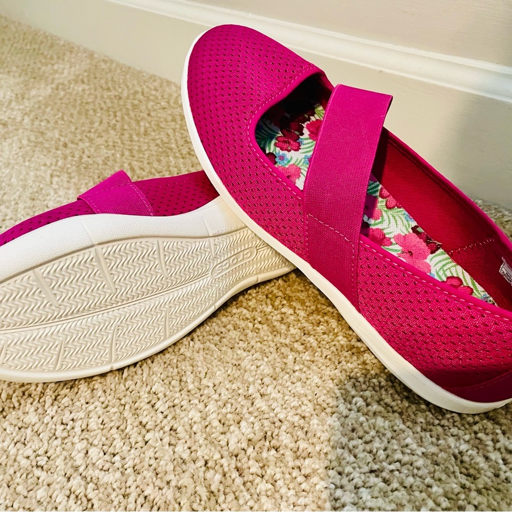 CROCS Women's Fuchsia Flats Size 9